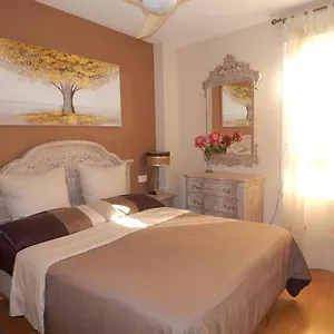 fantastico-apartamento-en-el-centro-de-nerja.hotelsinnerja.org/
